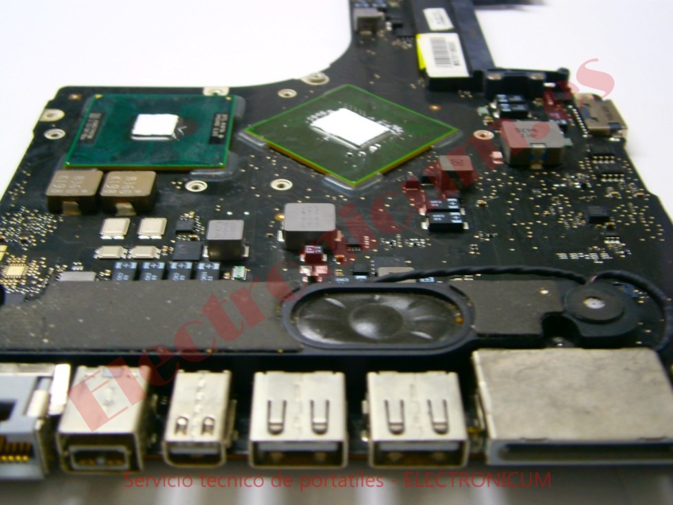 Micro-soldadura en placa base para recuperación de equipos Apple