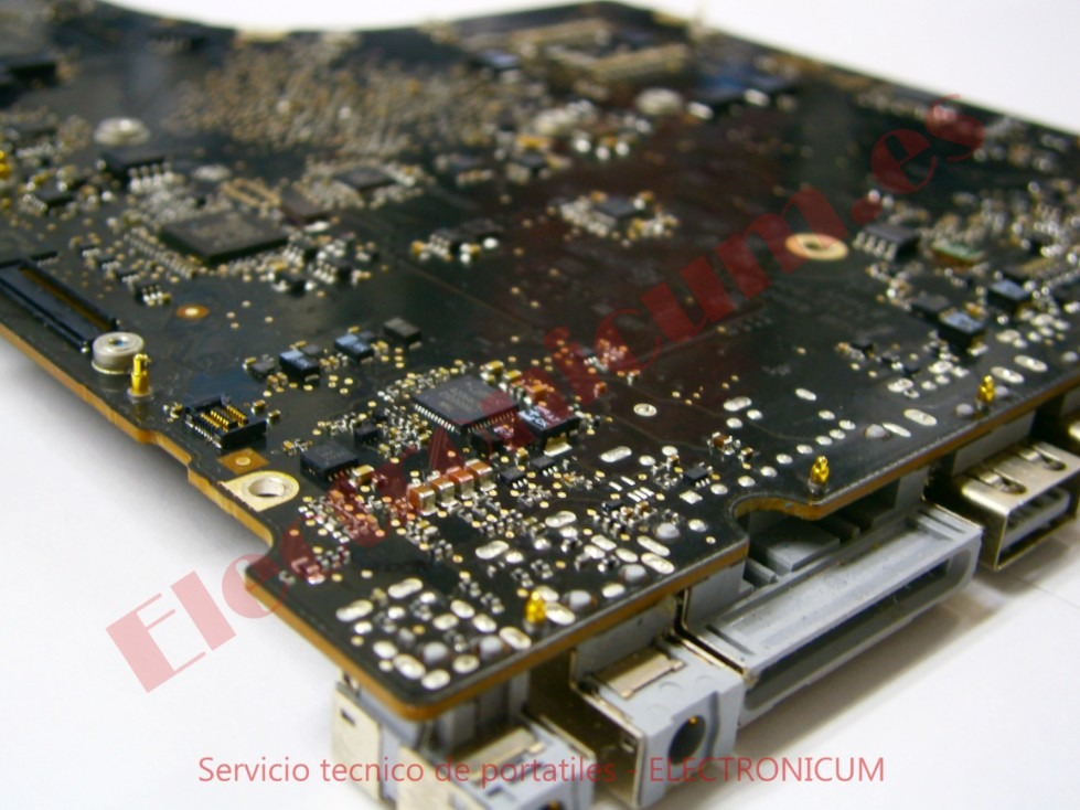 Reparación de iMac con pantalla de carga congelada o errores de sistema